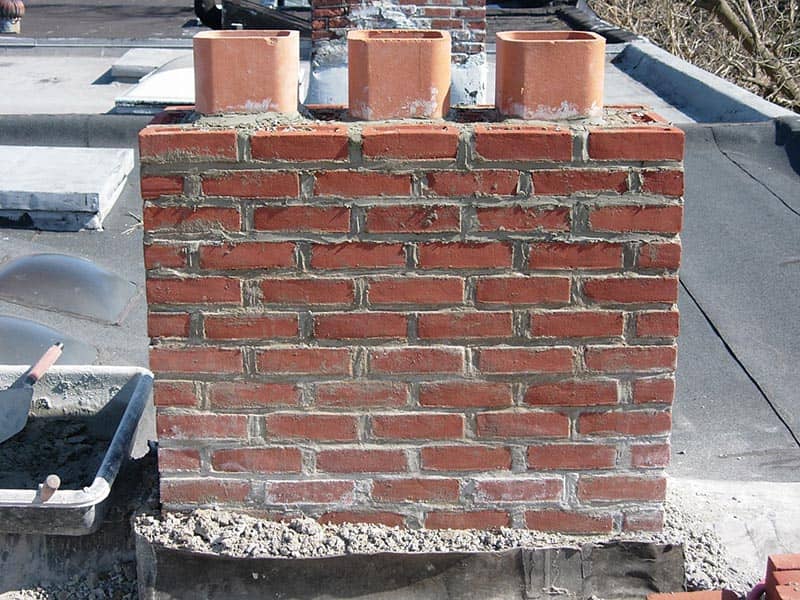 Ramonage d'une cheminée en brique et maçonnerie